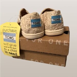 Toms Tan Gold Shoes NWT!